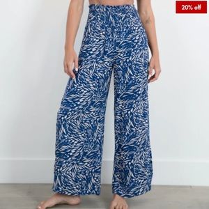 Levitate cut out leg beach pants - small